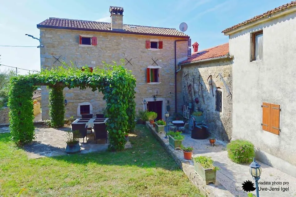 Bed & Breakfast Al Merlo Olivo, Rural Istrian House Bed and Breakfast Buje